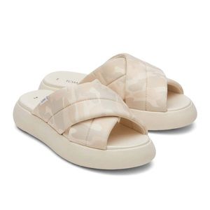 Mallow Crossover slide slipper. Light Camo color. Size 7.